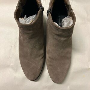 Blondo Brown Ankle Boots Sleek Suede Design